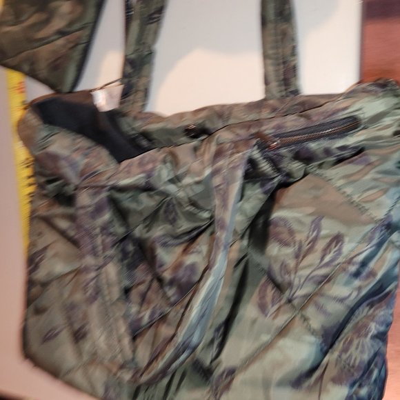 Brand new Women's Purse with makeup bag & another larger bag--$50 obo - Picture 2 of 11